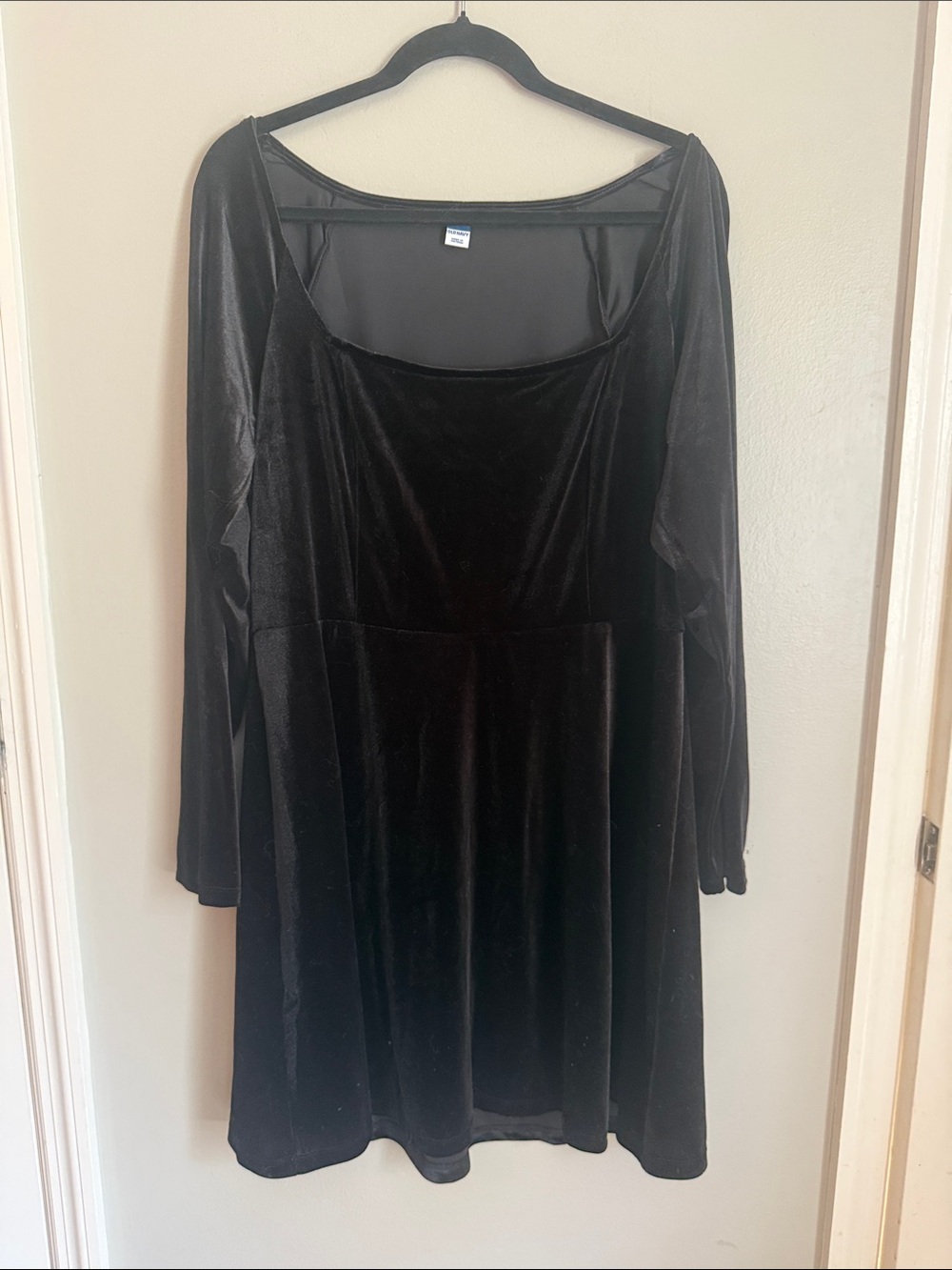 Old Navy Black Velvet Long Sleeve Scoop Neck Dress